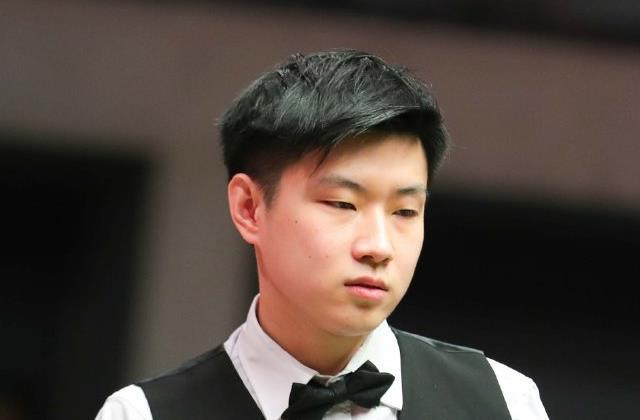 赫伊森社媒晒全队庆祝合照：开启世预赛之旅的关键3分，继续努力